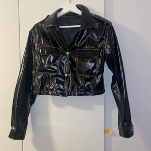 Jacka - Kortare jacka i lack🖤