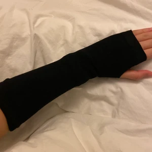 Torgvantar i svart - Säljer mina jättesköna och fina torgvantar i svart, har även ett par i ljusgråa! Köpte i en annan färg och dessa passade inte till min jacka, ordpris är 149:- och de är endast testade💗💗 