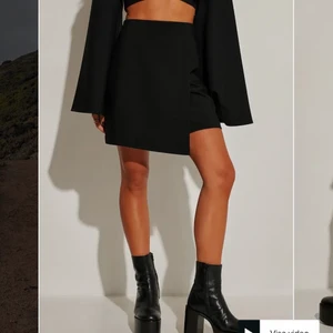 Kjol från Hanna schönbergs kollektion  - Kjol i storlek 38 från NAKD. Använd endast 1 gång. 200 plus frakt 