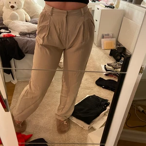 Kostymbyxor  - Super fina kostymbyxor från Lindex som är använda 1 gång i tunnt skönt material. Passar mig jätte bra som är 176🤎