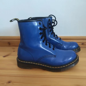 Koboltblå Dr Martens - Superhäftiga koboltblå Dr Martens! Mycket fint skick då de är väldigt sparsamt använda, jag köpte dem tyvärr i för stor storlek för mig. Sulan är genomskinlig som den ska vara☀️✨
