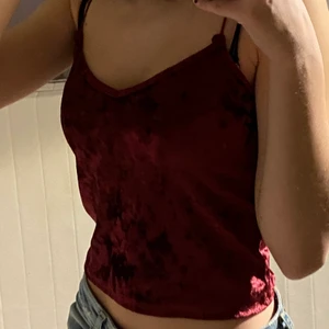 Snygg topp - Väldigt skön och snygg topp, har tyvärr inte kommit till användning på ett långt tag så väljer att sälja den! 