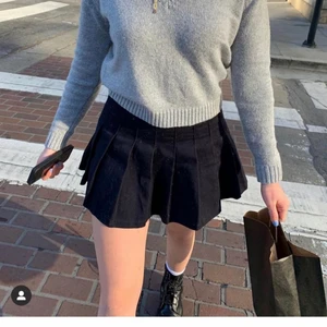 Brandy Melville kjol - Säljer den här svarta kjolen från brandy Melville i modellen dana. Den passar inte och är därför helt oanvänd🤎🤎bomullmaterial