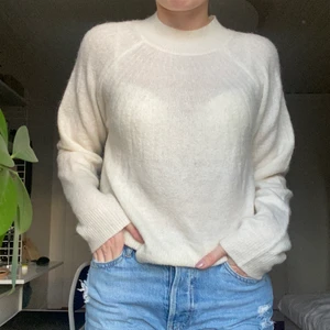 Finstickad vit tröja - Finstickad vit tröja från Kapahl, aldrig använd🥰