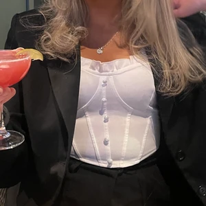 Snygg vit topp - Säljer denna snygga vita topp med knappar och detaljer. Använd vid ett tillfälle, som ny! Storlek S. Fråga om de något ni undrar över💕💕💖