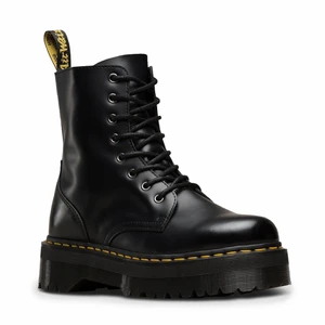 Dr. Martens boots - Säljer mina platform Dr. Martens då jag har använt dem vid cirka 4 tillfällen.  Om man vill få vara fraktad måste man stå för det själv!!💕