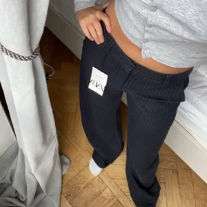 Kostymbyxor - Helt underbara kostymbyxor med smala ljusa stripes. Nyskick. Mycket bra kvalité! Köpare står för 57kr spårbar frakt. Formar fint. Första och sista bilden är ej mina! Vid önskan om flera bilder skriv privat. Sitter lågmidjat på mig som vanligtvis bär w30 l32 och är 168cm. Högsta bud350kr! Budgivning pågår tills plagget markeras sålt så buda på privat 