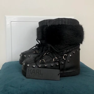 Moonboots - Ett par väldigt ovanliga och unika moonboots liknande skor från Karl Lagerfeld. Helt oanvända (endast testade) och med lappen kvar. Svinsnygga och jättesköna men säljer då jag skaffat ett par andra vinterskor. Står strl 35/37 och passar mig som vanligtvis brukar ha storlek 37. Skriv för fler bilder. Köparen står för frakten. BUDA! 💓