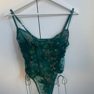 Fjärils body  - Jätte fin body som går upp på sidorna och markerar höftarna. Den har fjärilar, gulddetaljer och knytningar på sidorna. Säljer då den inte kommer till andvändning.                                                                                       Det är budgivning på den just nu ligger priset på 150 + frakt