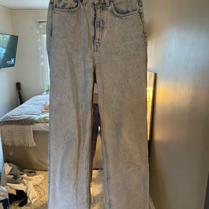 Row jeans - Jeans i modellen Rowe från Weekday! Är 176cm med långa ben och dom slutar vid anklarna. Köparen står för frakten/mötas i Uppsala ⭐️🥰💖💖 säljer även likadana fast i svart 