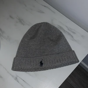 Ralph Lauren mössa - Säljer min gråa Ralph Lauren mössa som är i fint skick och näst intill använd! Nypris 499. Kan mötas upp i Västerås eller frakta men köparen får själv stå för fraktkostnaden! 🤍 (Endast seriösa köpare) 
