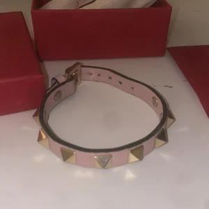 Valentino armband!💖 - Rosa Valentino armband, köpt i början av året! Har inga repor och är inte slitet. All slags paketering finns och äktighets beviset finns! Köptes på NK i Göteborg❤️‍🔥