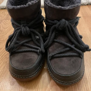 INUIKII boots - Säljer dessa Inuikii boots (vintermodellen med grövre sula). Storlek 37.  Använda men i fint skick. Finns inga fläckar eller hål.
