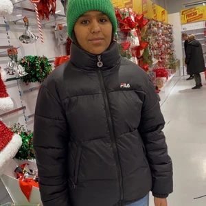 Fila varm vinterjacka  - Säljer helt ny fila jacka enbart för att jag vill köpa en fjälräven jacka! Den är ny skick och väldigt varm från fila!!  Orginal pris för jackan är 999kr