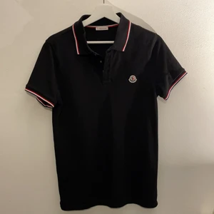 Moncler Piké - Skick: 9/10 som ny, storlek: S. Kvitto finns, köpt på NK. (Nypris 1999kr)