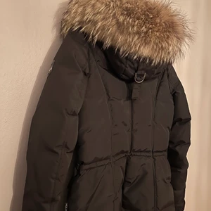 Jacka - Säljer min Hollies jacka i modellen Livingo, inga slitage den är i nyskick. knappt använd 1 vinter köptes på johnells.se. storlek 38 (S). fler bilder skickas vid intresse🌸