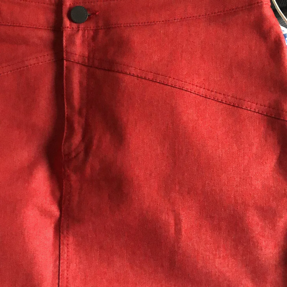 Röd jeanskjol i superbra skick, stretchig men fortfarande tjockt material. Färgen stämmer bäst överens med bild 3⭐️ Det står storlek 42 i men jag skulle säga att det är en 38!. Kjolar.