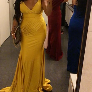 Festklänning st: 36 - Festklänning endast använd engång. Kemtvättad. Storlek 36, men väldigt stretchigt material. 