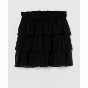 Svart volangkjol - Säljer denna snygg kjol ifrån HM. Bara använd 1 gång, så den säljs i fint skick. Köparen står för frakten❤️