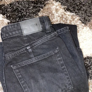 weekdayjeans - ett par jättefina raka jeans från weekday, typ aldrig använda och i jättebra skick! skriv för fler bilder 