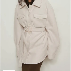 Kappa från NA-KD - Super fin jacka/kappa med bälte från NA-KD. Slutsåld i alla storlekar. Storlek 36 men den va tyvärr för stor för mig.. helt ny!! endast testad. Lapparna hänger kvar. Nypris 899kr