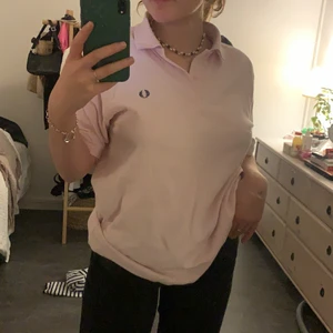 Fred Perry  - Supergullig ljusrosa tröja från Fred Perry, lite längre och bekväm.