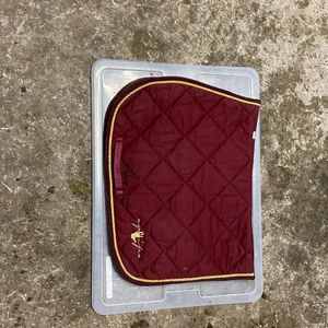 Schabrak equiline  - Jättefint vinrött schabrak från equiline. Bra skick. 