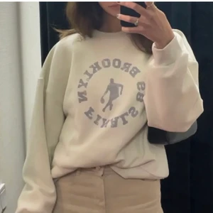 Sweatshirt ginatricot 200 - En super skön och fin sweatshirt från ginatricot! Storlek M men den sitter oversized! Jätte trendig och perfekt för det kalla vädret! Skriv privat för mer bilder. nypris 300kr OBS köpare står för frakt 