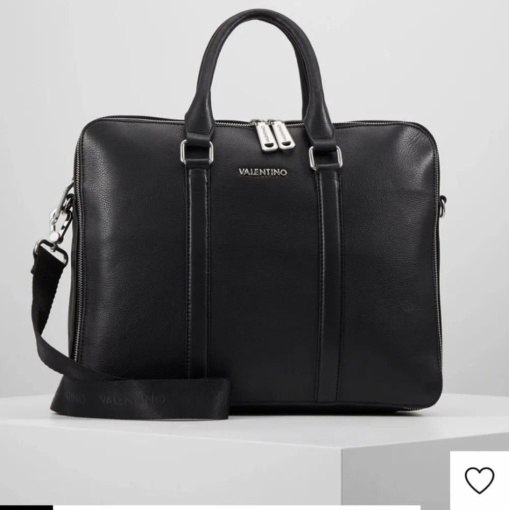 Ny Valentino bags datorväska  Superfin skinn  Köpt för 2500kr i februari  Har kvitto kvar . Väskor.