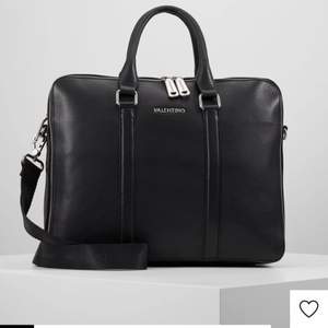 Ny Valentino bags datorväska  Superfin skinn  Köpt för 2500kr i februari  Har kvitto kvar 