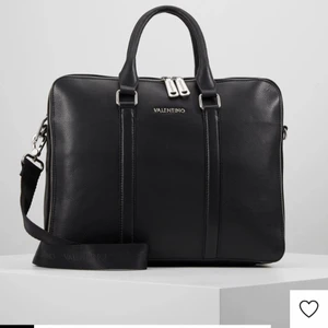 Valentino Bags datorväska  - Ny Valentino bags datorväska  Superfin skinn  Köpt för 2500kr i februari  Har kvitto kvar 