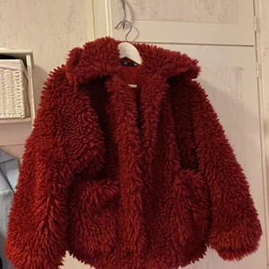 Pälsjacka  - Jättehärlig pälsjacka från Missguided. Väldigt sparsamt använd så den är i nyskick. Storlek Xs🎀
