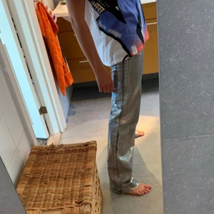 Silverbyxor från Zara - Första bilden är från när ja precis köpt dom, dom har tappat färg, andra bilden visar bäst hur dom ser ut nu. Storlek 38. Jag är 177 o brukar ha xs/s. Budgivning privat eller i kommentarerna💞💪🏽 BUD: 570kr