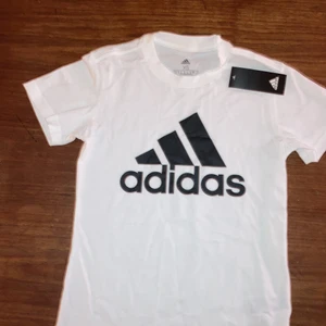 Adidas T-shirt  - Helt oanvänd ny adidas T-shirt. Den kostar 269 i affären och jag säljer den för 150 kr.