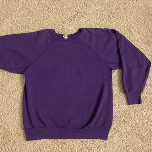 Superfin lila tröja, den är använd men har inga slitningar osv!