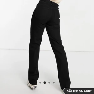 Svarta 90s jeans - Säljer dessa oanvända superfina populära 90s jeans från Asos pågrund av att de va för små för mig och inte längre går att returnera. Startpris blir 270 kr men om många är intresserade så blir det budgivning! Hör av er vid fler frågor 🤎🤎 (modellen på bilden är 167 cm och bär längd 32)