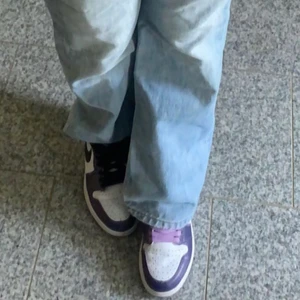 Lila jordans - Säljer nu mina lila jordans💜 Dom är använda en sommar och har lite slitningar och därav priset! Skriv privat för fler bilder.