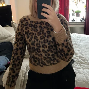 Stickad - Stickad tröja i leopard mönster. Storlek XS-S