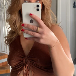 Bershka brun topp - Säljer denna super fina topp från bershka i storlek S! Aldrig använd med prislapp kvar 🤎 köparen står för frakt 