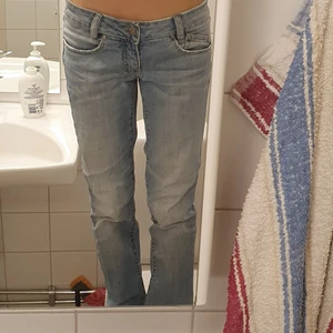 Jeans - Lågmidjade jeans. Köpta second hand men i bra skick. 