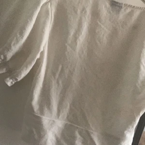 Topp - Topp från ginatricot som är köpt för 2 år sen. Den har fläckar men d var från när jag köpte den. Kan gå ned i pris vid snabba fr, frakt ingår ej. Säljer då den är för liten