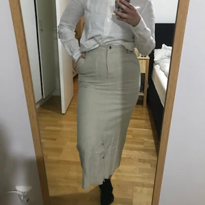 Beige långkjol 100% linne - Beige långkjol i 100% linne från H&M, superfin och har fickor.  Om du köper någonting i min shop för över 50kr så får du något för 20kr på köpet (det finns en hel del att välja bland).