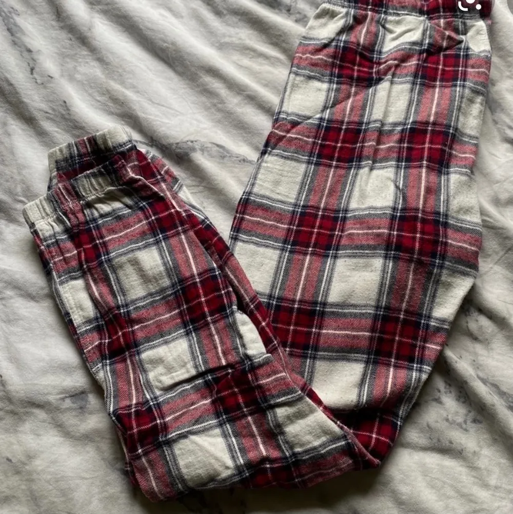 🌸FÖRSTA BILDEN LÅNAD🌸 Ett par trendiga pyjamasbyxor från Cubus. Den är i storlek L men passar en med M. Köparen står för frakt. Jeans & Byxor.