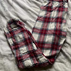 🌸FÖRSTA BILDEN LÅNAD🌸 Ett par trendiga pyjamasbyxor från Cubus. Den är i storlek L men passar en med M. Köparen står för frakt