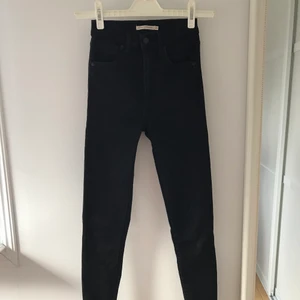 Levi’s Jeans - Levis Mile High super skinny jeans i stl.24. Använd ett fåtal gånger. Säljer dem för att de aldrig används. Inköpspris 999kr. 