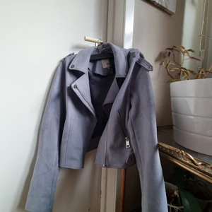 River Island - En mocka skinnjacka med blåa intonationer från River Island! Ledande bud: 259kr