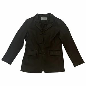 Svartbrun skinnjacka - Svartbrun jacka i skinn, storlek s och toppenskick💓😍