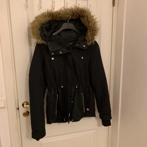 Vinterjacka  - Supersnygg knappt använd vinterjacka från Vero Moda! Krage med fake päls samt både dragkedja, knappar och snörning i midjan!🤩🥰✨