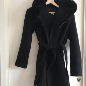 Kappa, Sanne Alexandra.  - Vinterkappa från Sanne Alexandra. Storlek S! Använd ett fåtal gånger, så bra kvalitet. Nypris 3000 kronor. 