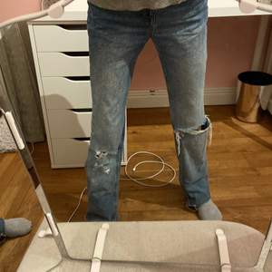 Intressekoll på dessa jeans med lite slitningar. Köpte från Asos, Pull & Bear. Har klippt av den så att de passar mig som är 1,65.❣️❣️❣️  Var medveten om att jag inte är säker på om jag vill sälja, men buda!
